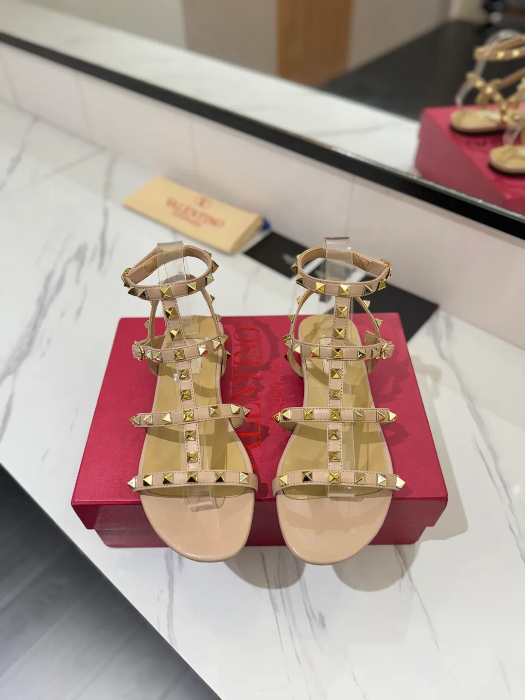 👟👟Ex-factory price 520👟👟 Valentino/Valentino rivet VT classic ankle-wrap rivet sandals, timeless 🆕 deeply rooted in people's hearts❤️A must-have item that never goes out of style🫰top replica! The side curves are perfect, the original molded custom-made rust-free rivets, and the textured hardware bring out a full sense of high-end, giving you a genuine foot feel! The first choice for high-end customers❤️ [Material] Upper: Original imported customized cowhide Inner lining: Original imported goatskin Outsole: Imported pearlescent leather outsole Code number: 35-39 [34, 40, 41, 42 are custom-made and cannot be returned or exchanged]
